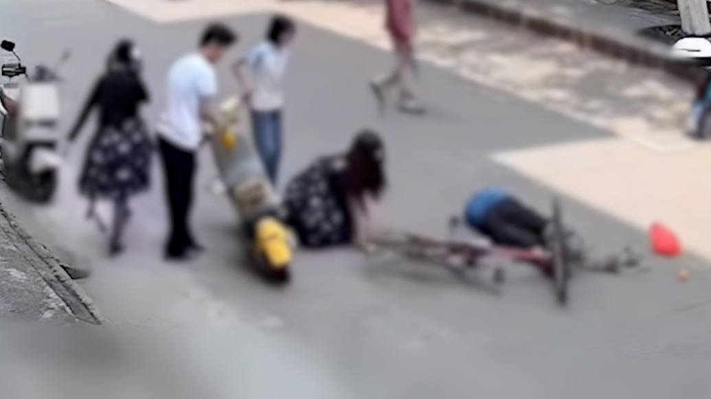 两未成年女生违规共乘电动车逆行撞倒骑车老人，广西蒙山县警方：老人在医院留观