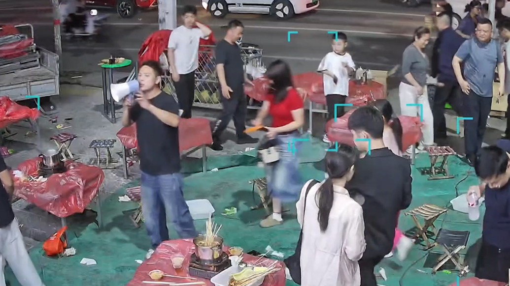 “現(xiàn)在不用結(jié)賬了，可以直接走”，大風(fēng)突襲，飯館老板朝戶外就餐區(qū)顧客喊話