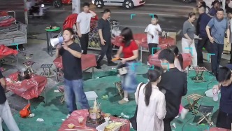 “現(xiàn)在不用結(jié)賬了，可以直接走”，大風突襲，飯館老板朝戶外就餐區(qū)顧客喊話