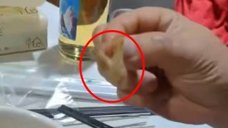 食客稱吃爆炒小龍蝦發(fā)現(xiàn)煙頭，商家：無(wú)法核查來(lái)源，已免單