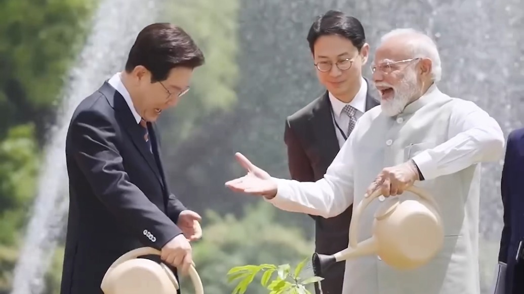 韩国总统时隔八年首访印度，李在明与莫迪共同种下树苗