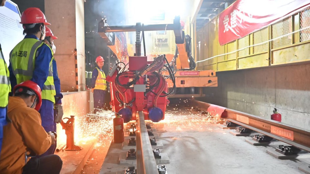 崇明与市区更“近”了！上海轨交22号线实现全线轨道贯通