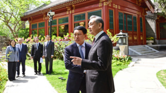 王毅會(huì)見老撾常務(wù)副總理沙倫賽：共同打造中老經(jīng)濟(jì)走廊升級(jí)版