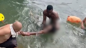 外國友人游泳發(fā)生意外，濟南大叔一把拽起