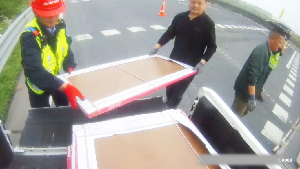 货车因故障滞留高速收费站，工作人员暖心“搬砖”守护出行