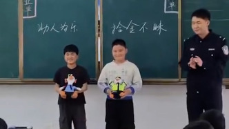 小學(xué)生撿到兩個紅包交到派出所，民警上門表揚(yáng)送“警鵝”
