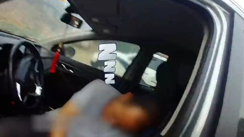 司机停靠路边酣睡群众报警，交警一查酒精含量“爆表”