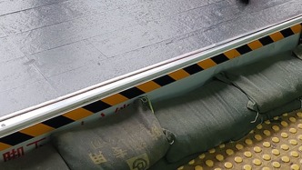 法治日報談乘客因地鐵擋水板絆倒受傷索賠被駁：“誰受傷誰有理”觀念于法無據