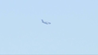 接迎志愿軍烈士遺骸的運(yùn)-20B專機(jī)飛抵沈陽桃仙國際機(jī)場