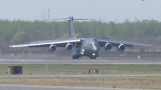 接迎志愿軍烈士遺骸回國的運(yùn)-20B降落在沈陽桃仙國際機(jī)場