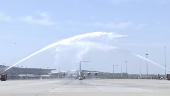 最高禮遇迎英雄！運(yùn)-20B專機(jī)正在“過水門”