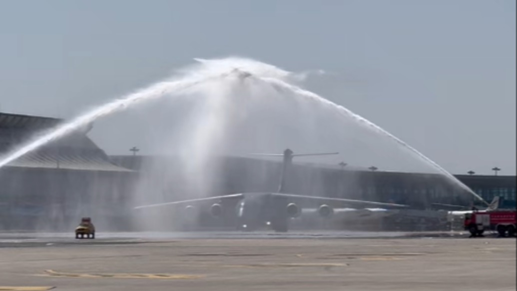 沈阳桃仙国际机场以最高礼遇“过水门”迎接英烈回家，4架歼-20低空通场