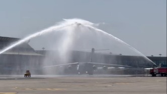 沈阳桃仙国际机场以最高礼遇“过水门”迎接英烈回家，4架歼-20低空通场