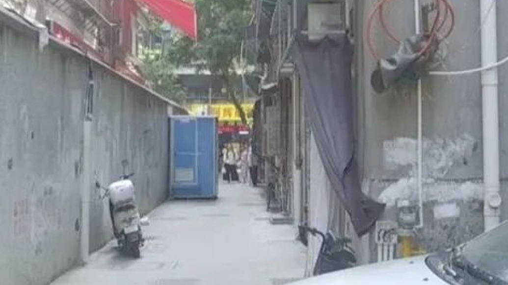 美食街居民不滿巷道增設(shè)移動公廁，汕頭東方街道辦：臨時措施，“五一”后撤走