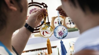 經(jīng)緯度：中國服務業(yè)，向著100萬億元臺階邁進