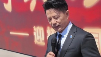 “回家了，咱就别走了，看着我们”，演员段奕宏哽咽着对志愿军先烈说出心里话