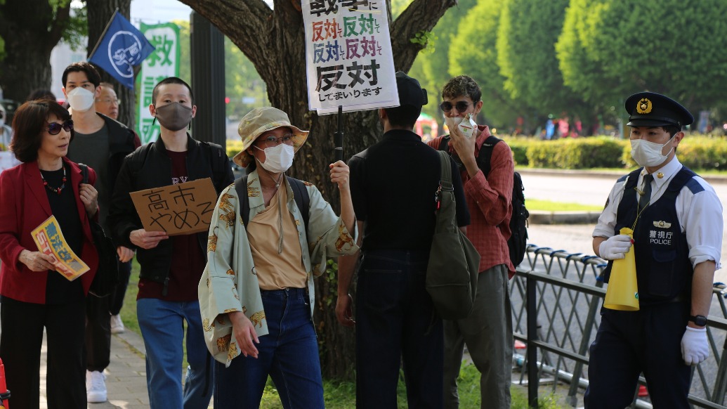 “我感到恐懼！”，日本民眾抗議高市政權(quán)解禁武器出口