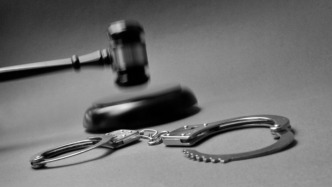 一男子盜寺廟供水碗熔為銀片變賣，一審判一年四個月并處罰金