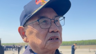 78歲老人三赴韓國尋找志愿軍父親遺骸，抱唯一合照接英烈回家