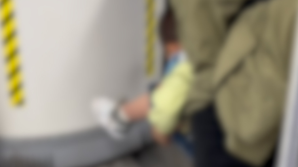 家长抱孩子在车厢连接处小便？地铁客服：已清理，各站点厕所位置均可线上查询