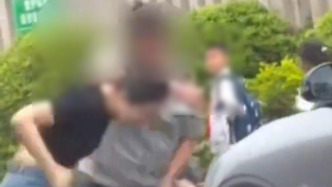 媒體：女子腳踹保安被扇事件警方已立案