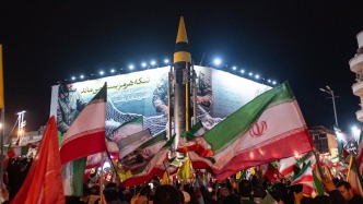 第1現(xiàn)場(chǎng)丨局勢(shì)僵持：伊朗示威亮導(dǎo)彈，美國宣布延停火