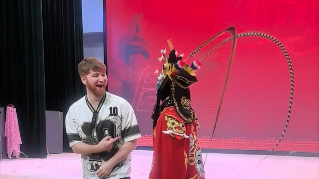 川劇變臉現(xiàn)身高校國(guó)際文化節(jié)，外國(guó)友人當(dāng)場(chǎng)驚出“表情包”