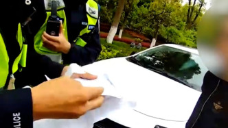 司機(jī)駕車途中腎結(jié)石發(fā)作疼痛難忍，交警接到求助“代駕”送醫(yī)