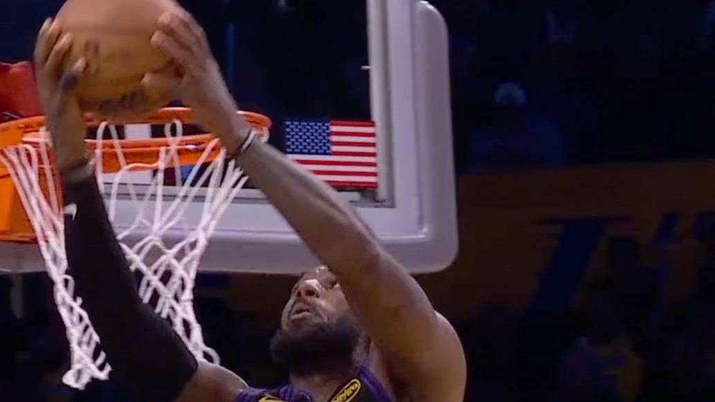 41岁詹姆斯还在飞