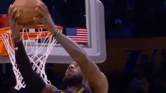 41歲詹姆斯還在飛