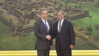 柬埔寨首相洪瑪奈會(huì)見王毅一行