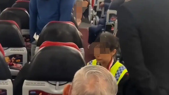 女子自稱“南航空姐”與鄰座爭(zhēng)執(zhí)致航班延誤，南航：非我司員工