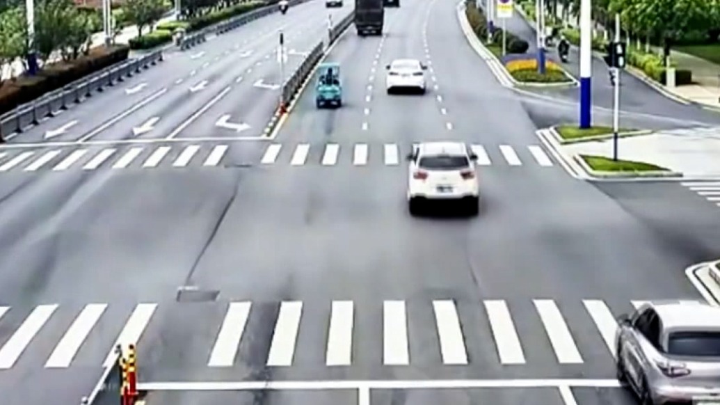 司机送家属就医因太紧张无法驾驶，交警化身“代驾”护航