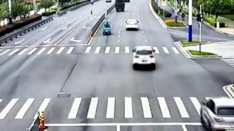 司機(jī)送家屬就醫(yī)因太緊張無法駕駛，交警化身“代駕”護(hù)航