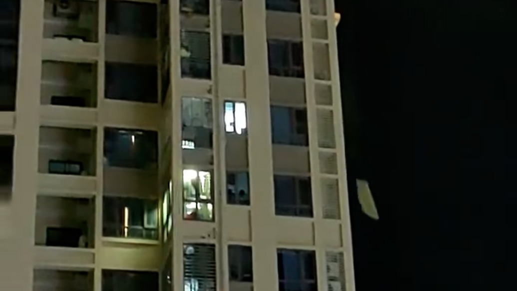 福建安溪縣一小區(qū)外墻裝飾面接連掉落，社區(qū)：系人工干預(yù)沒砸到人，預(yù)防雨天發(fā)生險(xiǎn)情