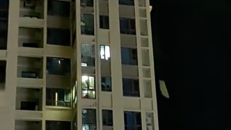福建安溪縣一小區(qū)外墻裝飾面接連掉落，社區(qū)：系人工干預沒砸到人，預防雨天發(fā)生險情