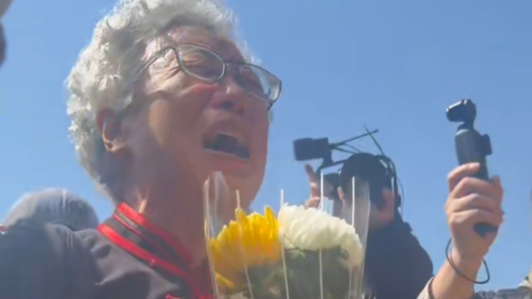 看到英名墻上父親的名字，志愿軍烈士的女兒嚎啕大哭