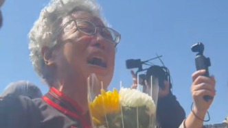 看到英名墻上父親的名字，志愿軍烈士的女兒嚎啕大哭