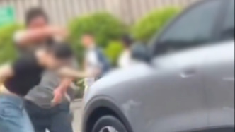 女子脚踹保安后被反手扇耳光：警方已立案，律师称可能属互殴