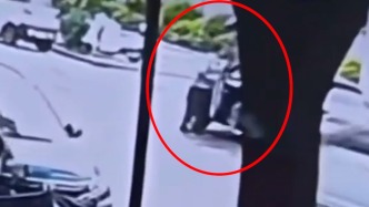 “保安扇女子耳光”事件新监控曝光：事发前保安曾两次推车门夹到女子腿