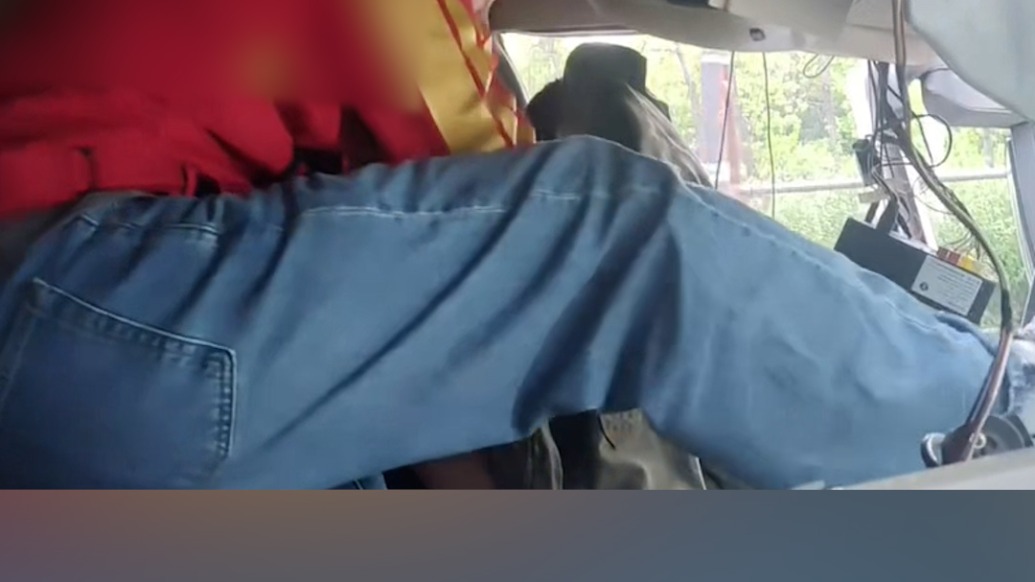 货车变形司机被困，三名骑手小哥合力救援，家属送来锦旗感谢