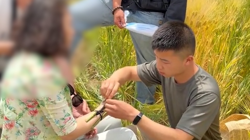 游客在景区摔倒疑似骨折，休假军人就地取材用花枝帮固定处理