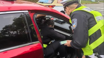 警方嚴打機場區(qū)域出租車違法行為，一人因轉(zhuǎn)賣搶單軟件被刑拘