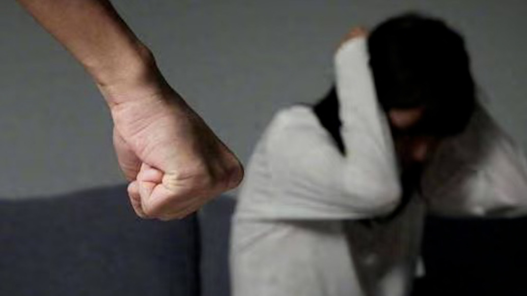 12岁女孩被父亲家暴致骨折气胸，生母向法院申请变更抚养权