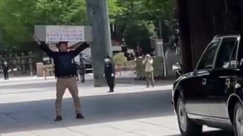 一韓國(guó)籍男子在靖國(guó)神社抗議，遭日本警方逮捕