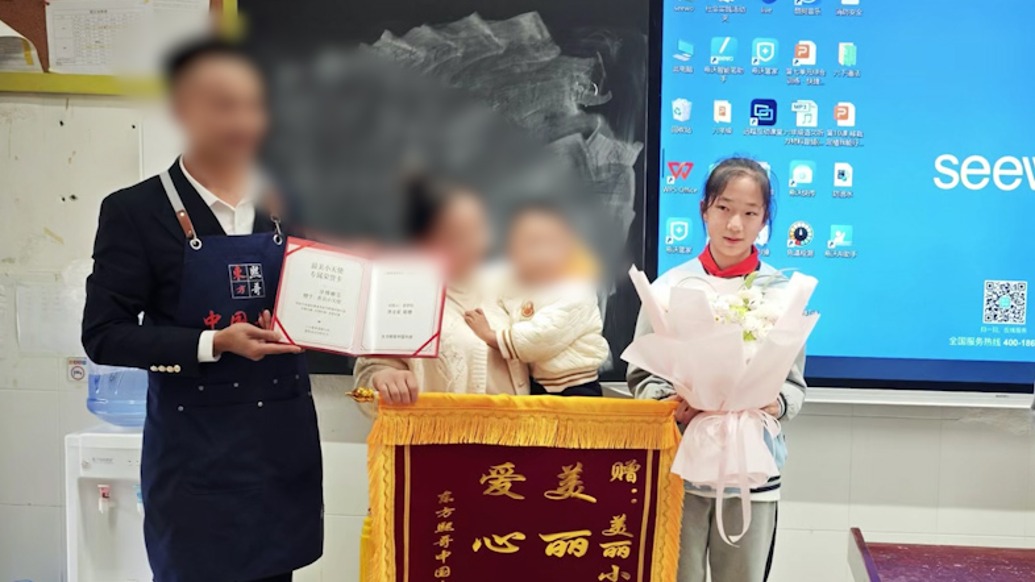小孩姐买糖哄迷路男童到派出所，家长到校致谢送“终身牛排卡”