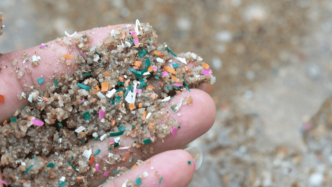 蝌?qū)W最前沿丨塑料“入侵”：看不見(jiàn)的微粒，已占領(lǐng)我們的身體和大腦