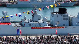 臺灣同胞參加海軍成立77周年紀(jì)念日艦艇開放活動