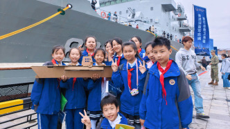 人民海軍成立77周年丨“這是我們用紙板做的航母模型，希望我們的航母越來越厲害”