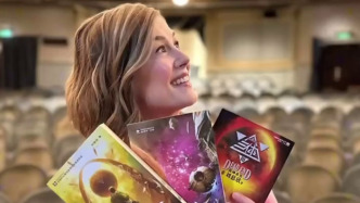 世界讀書日，裴淳華在讀的書竟是《三體》？